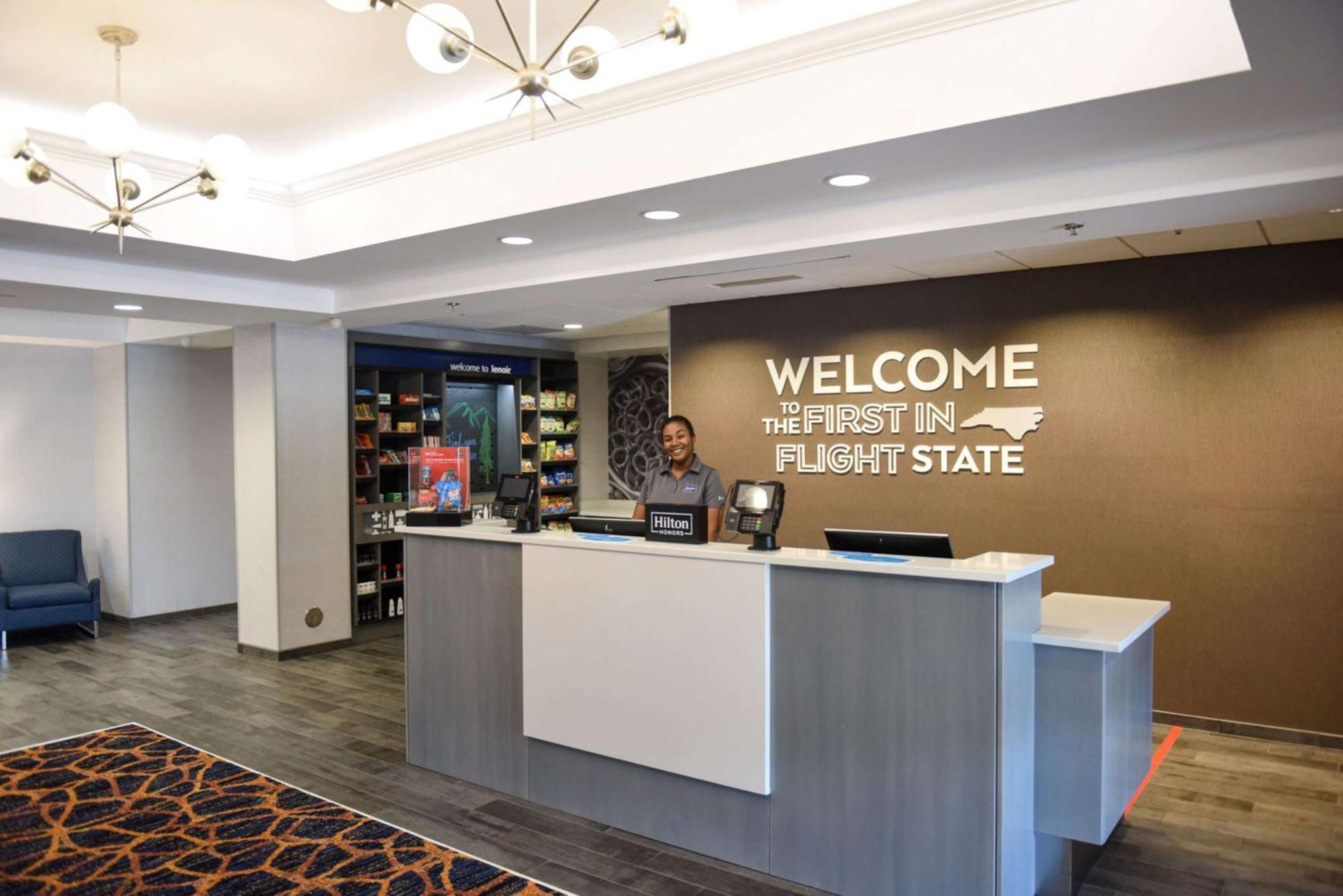 Hampton Inn & Suites Lenoir, Nc Exterior photo